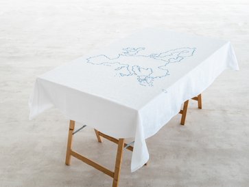 Festung Europa, 2019, katoenen damast en borduurzijde op tafel, 150x90x74